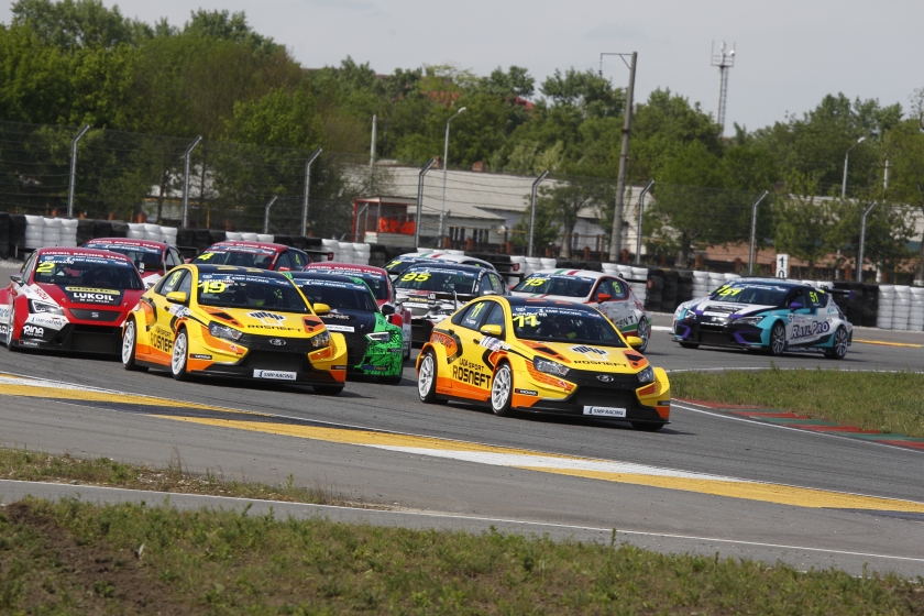 Спортивная LADA Vesta дебютировала в российской серии кольцевых гонок